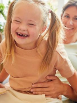 Une maman et sa fille sont dans un fauteuil