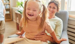 Une maman et sa fille sont dans un fauteuil