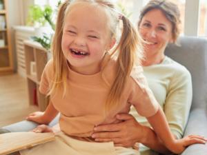 Une maman et sa fille sont dans un fauteuil